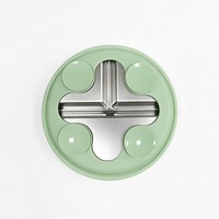 Ensemble de vaisselle en silicone pour bébé avec assiette compartimentée en acier inoxydable, bol à ventouse, bavoir, cuillère, fourchette et tasse à bec.