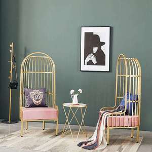 Silla de metal dorada con cojín de terciopelo rosa, diseño contemporáneo para sala de estar, muebles de salón. - Product Image 1