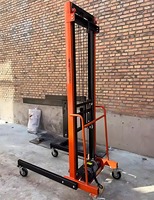 Lève-tuyaux de chantier mobile et électrique de 2,5 à 7 m avec une grande stabilité pour les tâches de chargement de briques et de matériaux
