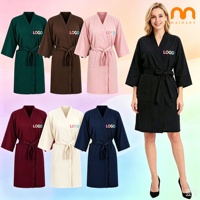 Robe Kimono Imperméable Personnalisée avec Logo, Couleurs et Tailles Variées (Noir, Marron), de Haute Qualité, pour Salons de Coiffure, Esthétique et SPA, Gowns pour Clients