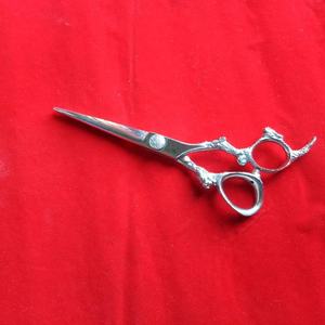 Cisaille à ciseaux de coupe de cheveux de barbier professionnel avec poignée de Dragon lame en acier inoxydable lame droite outil de beauté à pointe émoussée - Product Image 6