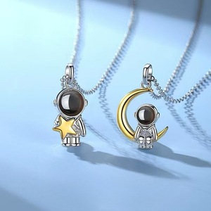 Oem Xiyin Astronauta <span class=keywords><strong>de</strong></span> Proyección <span class=keywords><strong>de</strong></span> Mil Caracteres, Astronauta Dorado para Parejas Alcanzando <span class=keywords><strong>las</strong></span> <span class=keywords><strong>Estrellas</strong></span> y Abrazando la Luna - Product Image 1