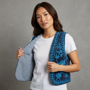 สินค้ามาใหม่ เสื้อกั๊กผ้ากำมะหยี่ปักลายดอกไม้สไตล์วินเทจ RAJASTHANI TEXTILE แบบซูซานี คันธา แจ็คเก็ตสั้นสำหรับผู้หญิงอินเดีย พร้อมโลโก้ด้านหน้า - Product Image 1