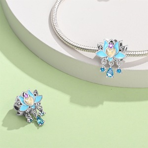 Un colgante de esmalte azul plateado con circonitas, flores, estrellas y motivos de animales, ideal para la creación de joyas. - Product Image 3