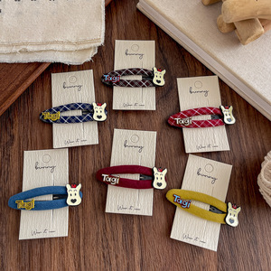 Il nuovo fermaglio ovale a forma di cucciolo con <span class=keywords><strong>lettere</strong></span> a quadretti in stile retrò coreano è realizzato in tessuto e presenta una frangia alla moda sulla <span class=keywords><strong>fronte</strong></span>. - Product Image 2