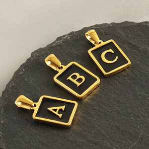 Amuleto de Letra Cuadrada Negra |   Colgante Rectangular de Acero Inoxidable Chapado en Oro PVD de 18K con Inicial del Alfabeto en Esmalte |   Resistente al agua y duradero - Product Image 3