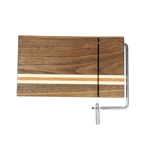 Planche à découper en bois de cerisier, d'érable et de noyer noir avec lame intégrée pour fromage en bloc, saucisses, jambon, biltong et viande séchée – Offre Spéciale - Product Image 6