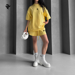 Ensemble de détente 2 pièces oversize pour femme, T-shirt ample à manches courtes et short taille haute à cordon de serrage, tenue décontractée streetwear jaune - Product Image 1