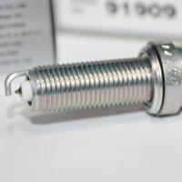 Usine directe pour NGK véritable marque bougies d'allumage LMAR8BI-9 91909 double cylindre compétition moto Auto Plug