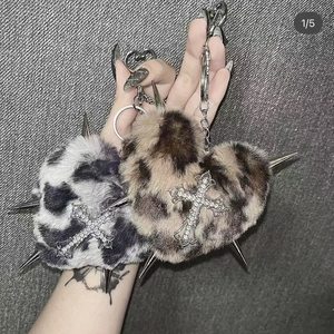 <span class=keywords><strong>Huya</strong></span> Xiaoge Y2K Hot Girl Llavero de Peluche con Estampado de Leopardo, Colgante de Corazón y Remache Cruzado, Decoración para Mochila - Product Image 4