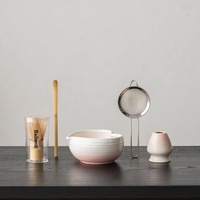 Ensemble Matcha en Céramique Faite à la Main avec Bol en Forme de Cœur et Bec Verseur, Fouet Chasen, Design Minimaliste Moderne