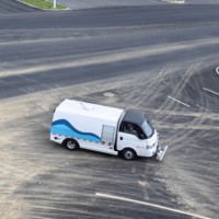 Truk Cuci Listrik Pintar YIWEI 4.5T Sistem Pembersihan Air Bertekanan Tinggi Motor Penggerak 55 110KW Baterai 57.6kWh Garansi 2 Tahun