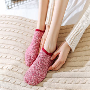 Chaussettes de sol antidérapantes en silicone taille unique automne/hiver avec motif brodé, chaussettes bateau en polaire corail clair pour le yoga - Product Image 2