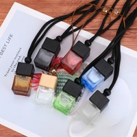 Bouteille de diffuseur de désodorisant de voiture coloré en verre de forme carrée de 8ml avec bouchon à vis suspendu pour le rafraîchissement intérieur