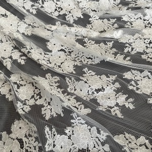 Tessuto bianco avorio del <span class=keywords><strong>pizzo</strong></span> delle ciglia francesi <span class=keywords><strong>con</strong></span> il <span class=keywords><strong>bordo</strong></span> smerlato per il vestito da sposa - Product Image 2