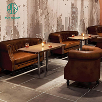 Ensemble de meubles de café classique, restaurant, canapé en cuir Chesterfield brun, banquette et table à manger carrée en bois