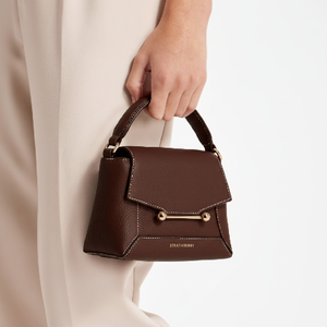 Mini sac structuré. Brun profond avec le matériel sophistiqué de barre d'or. Disponible aux prix de gros - Product Image 1