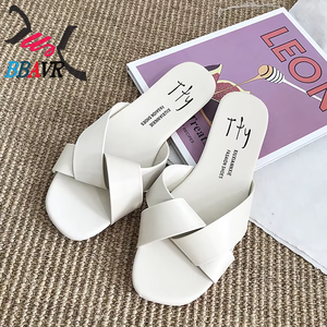 Chanclas de verano coreanas de suela plana con diseño cruzado, sencillas, en cien colores lisos, con puntera de acero, a la moda. - Product Image 3