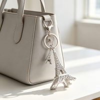 Porte-clés Tour Eiffel en alliage de zinc noble, option bicolore, avec strass étincelants, breloque de sac souvenir de Paris pour cadeau touristique