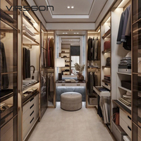 Système de dressing moderne avec portes vitrées, armoire taupe, cadre bronze, tiroirs translucides, design en L sur mesure
