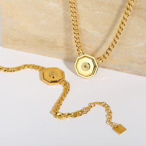 Colgante de Acero Inoxidable Poligonal con Cristal, Chapado en Oro de 18K, Pulsera y Collar de Cadena Cubana Grabado Personalizado - Product Image 3