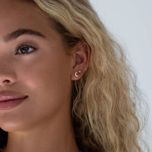 Pendientes de tuerca mini estrella con circonitas y engaste de bisel, de plata de ley 925 chapada en oro de 14k, joyería fina personalizada para mujer, ideales para fiestas. - Product Image 4
