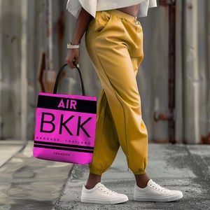 Bolsa de mano colorida con diseño inspirado en la etiqueta de equipaje BKK del aeropuerto de Tailandia - Product Image 5