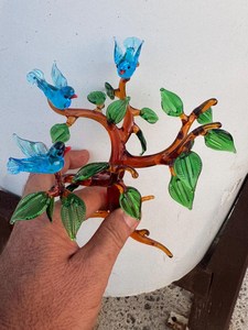 Arbre en verre fait main avec des oiseaux bleus et des feuilles vertes, décoration de bureau contemporaine, objet d'art - Product Image 5