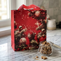 Sacs cadeaux en papier de Noël en stock avec impression couleur, pelliculage mat et poignées en corde polyester pour emballage de fêtes