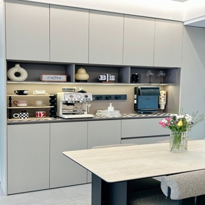 <span class=keywords><strong>Buffet</strong></span> <span class=keywords><strong>gris</strong></span> <span class=keywords><strong>clair</strong></span> moderne pour la maison et l'hôtellerie, au design élégant et avec des étagères ouvertes pour un rangement stylé - Product Image 5
