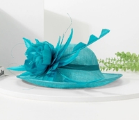 W685 Nouvelle mode d'été Chapeau de soleil en chanvre à large bord pour femme, style britannique élégant rétro, orné de plumes et de fleurs
