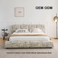Lit double capitonné de grande taille pour chambre principale, en tissu coton-lin coloré et bois massif, style moderne minimaliste et luxe abordable