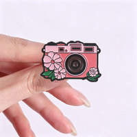 Broche en émail motif appareil photo vintage floral rose, ornement polyvalent en alliage pour sac, veste, sac à dos