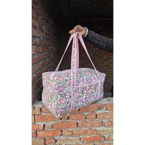 Bolsa de lona de algodón acolchada con estampado tradicional hecho a mano, elegante, ligera, duradera y espaciosa para viajes de vacaciones. - Product Image 4