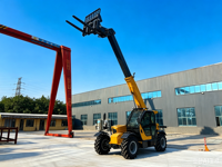 Chariot télescopique de 12 m avec direction à 3 modes, caméra 360° et commande hydraulique pilotée