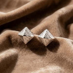 Boucles d'oreilles clous en argent sterling 925 gravées pyramide, personnalisables OEM/ODM, vente en gros de bijoux géométriques pour femmes - Product Image 2