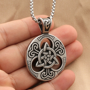 Yunnique Collier avec pendentif en forme de nœud géométrique en acier inoxydable pour homme, style punk rétro - Product Image 3