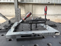 Nouvelles tables de soudage modulaires robustes en acier Q355 3D / Fixations de serrage pour plateformes de soudage avec revêtement au nitride, sans électricité requise