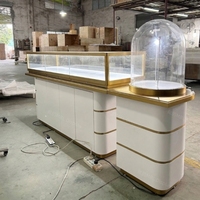 Vitrine de comptoir en verre pour bijouterie sur mesure, îlot de présentation en laiton avec dôme en verre rond, vitrine haut de gamme pour montres pour magasin de détail