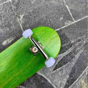 Fingerboard Profesional de 32 mm y 34 mm con Doble Tinte, Ejes de un Solo Eje y Ruedas CNC - Product Image 4