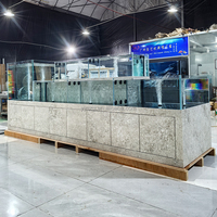 Grand aquarium commercial multi-chambres sur mesure pour fruits de mer, avec base décorative en dalle de pierre frittée, pour poissons vivants et homards
