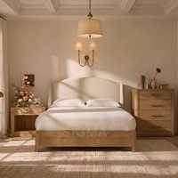 Lit plateforme moderne et simple en bois massif rembourré pour chambre à coucher ou hôtel, avec tête de lit en tissu doux et finition bois naturel