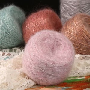 Pelote de laine Mauhair et fil doré scintillant 50g, fil à tricoter moyen-gros en soie brillante plaqué or - Product Image 1