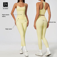 Ensemble de sport uni nude de haute qualité pour femme, comprenant un débardeur de sport à col halter et dos en I, et un pantalon taille haute push-up. Ensembles de yoga.