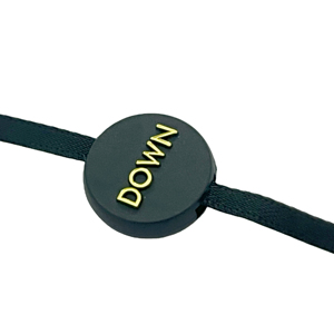 شعار مخصص أوتار للحقائب والأحذية والملابس والمجوهرات-ملصق تعليق بلاستيكي دائم بسلك لختم الملابس - Product Image 1