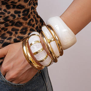 Bracelet en résine ondulée irrégulière teinte en <span class=keywords><strong>blanc</strong></span> KAIMEI 2025, nouvelle arrivée, luxe, mode, plaqué or 18 carats, bracelet minimaliste <span class=keywords><strong>blanc</strong></span> - Product Image 3