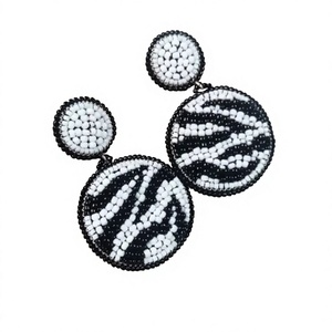 Boucles d'oreilles clous artisanales en forme de cœur avec perles et visage souriant, bijoux de fête mignons pour femme, accessoire de mode pour mariage - Product Image 2