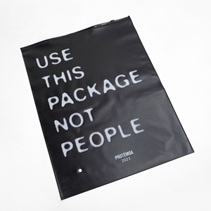 Sac en plastique noir à fermeture éclair avec logo personnalisé, grand sac à fermeture éclair avec trou d'aération pour l'emballage de vêtements et de marques de mode - Product Image 5