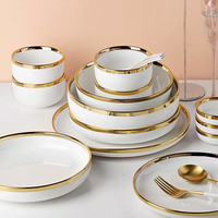 Assiettes plates et bols en porcelaine nordique Qianyue HoReCa à bord doré, design luxueux, durables, en stock pour mariages et restaurants