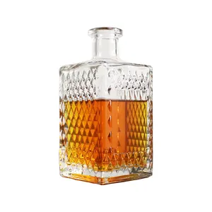 Bottiglie di vetro per liquori da 750ml di fabbrica quadrate personalizzate per Whisky Vodka Tequila Gin bottiglie di liquore in vetro all'ingrosso con coperchio in sughero